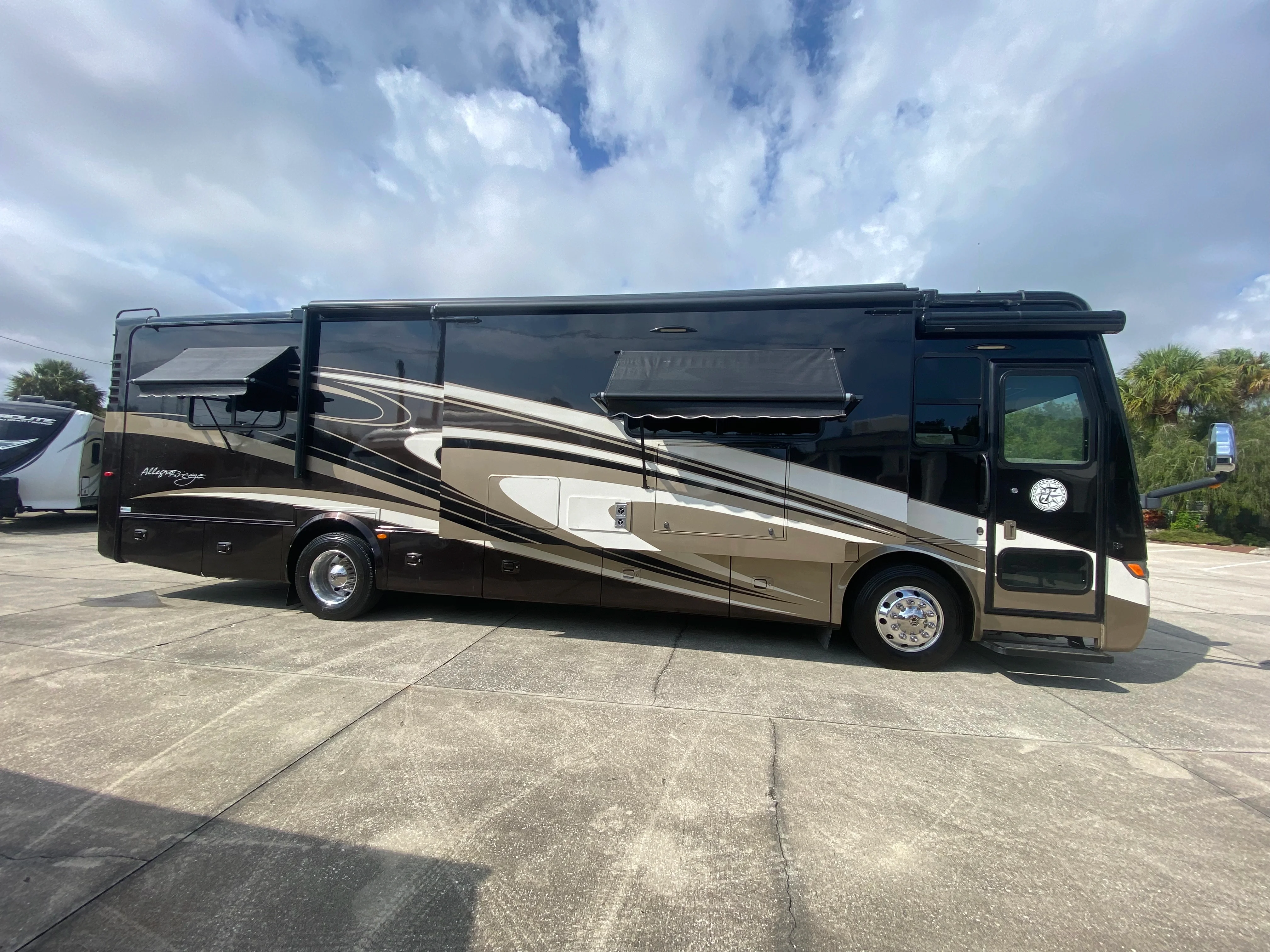 2015 Tiffin Motorhomes Breeze 32BR exterior