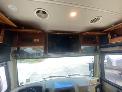 2015 Tiffin Motorhomes Breeze 32BR photo 36