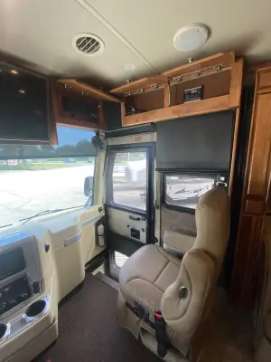 2015 Tiffin Motorhomes Breeze 32BR photo 37