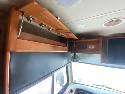 2015 Tiffin Motorhomes Breeze 32BR photo 35