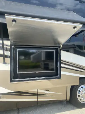 2015 Tiffin Motorhomes Breeze 32BR photo 2