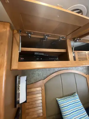 2015 Tiffin Motorhomes Breeze 32BR photo 80