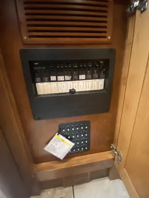 2015 Tiffin Motorhomes Breeze 32BR photo 63