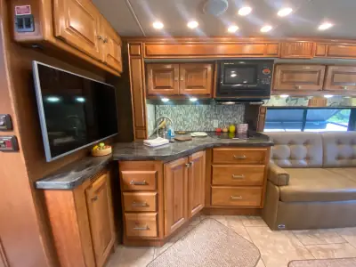 2015 Tiffin Motorhomes Breeze 32BR photo 42