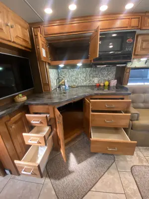 2015 Tiffin Motorhomes Breeze 32BR photo 47