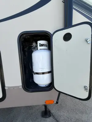 2019 Forest River ROCKWOOD SIGNATURE ULTRA LITE 8290BS photo 2