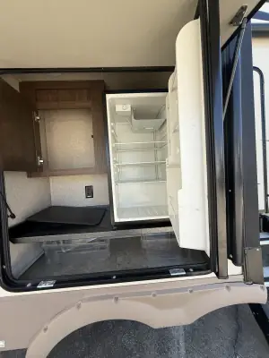 2019 Forest River ROCKWOOD SIGNATURE ULTRA LITE 8290BS photo 6