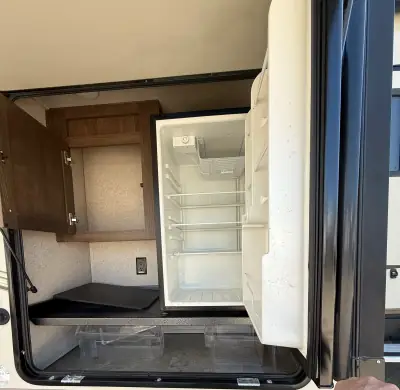 2019 Forest River ROCKWOOD SIGNATURE ULTRA LITE 8290BS photo 3