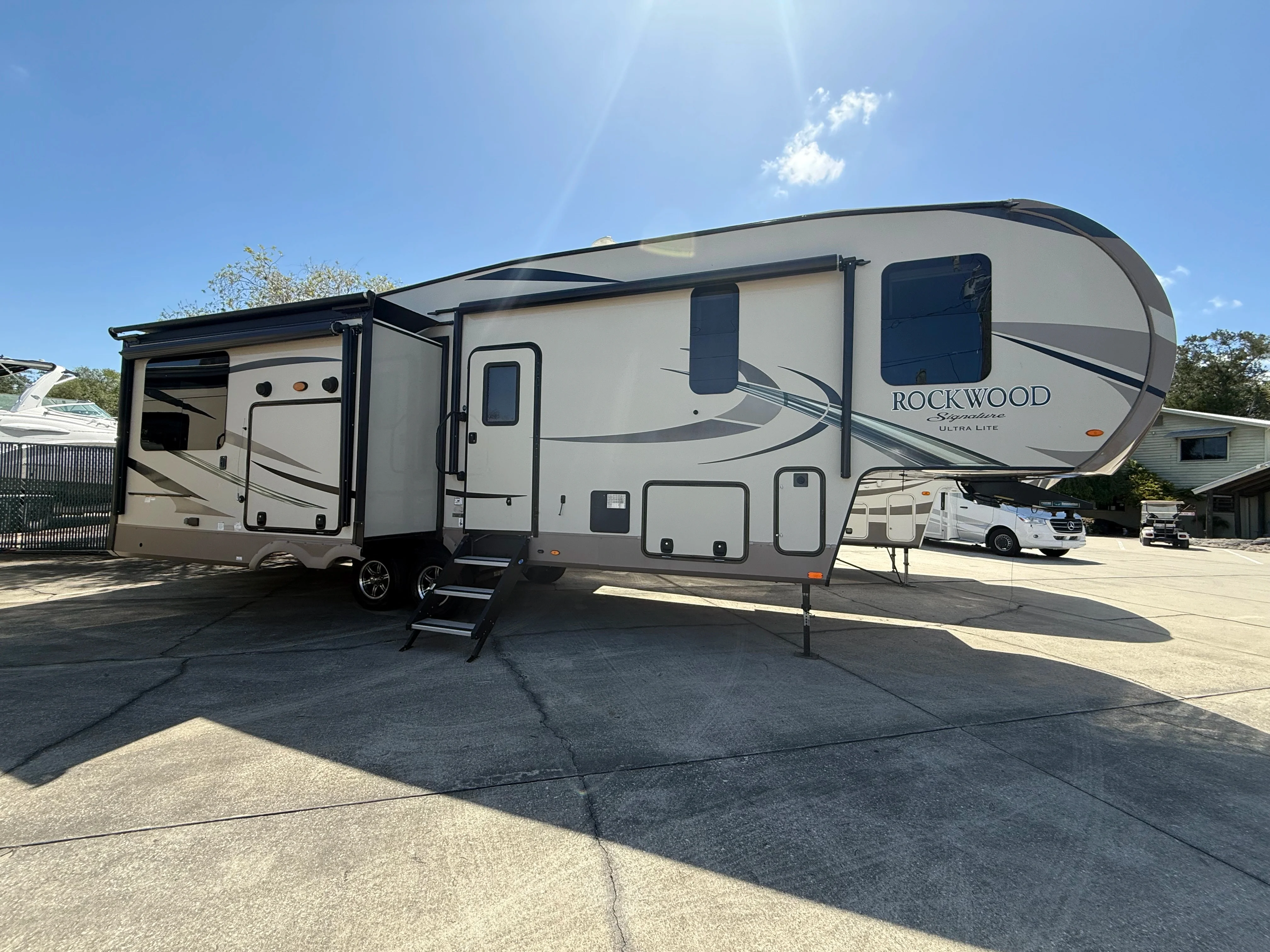 2019 Forest River ROCKWOOD SIGNATURE ULTRA LITE 8290BS exterior