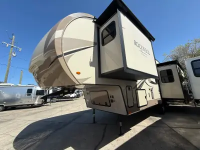 2019 Forest River ROCKWOOD SIGNATURE ULTRA LITE 8290BS photo 7