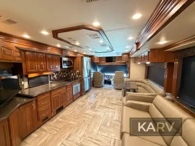 2017 Fleetwood Discovery LXE 40G photo 41