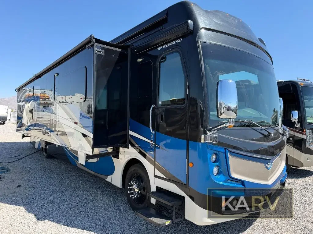 2017 Fleetwood Discovery LXE 40G exterior