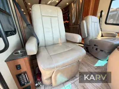 2017 Fleetwood Discovery LXE 40G photo 12