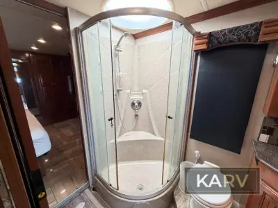 2017 Fleetwood Discovery LXE 40G photo 28
