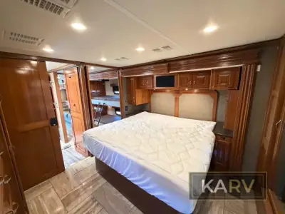 2017 Fleetwood Discovery LXE 40G photo 36