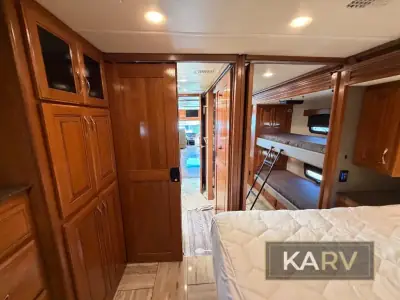 2017 Fleetwood Discovery LXE 40G photo 37