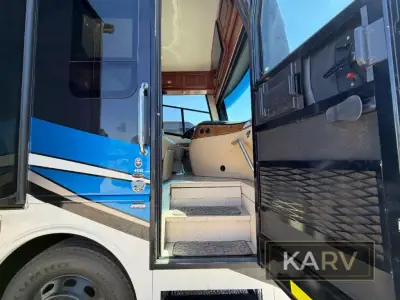 2017 Fleetwood Discovery LXE 40G photo 11