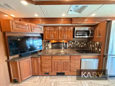 2017 Fleetwood Discovery LXE 40G photo 20