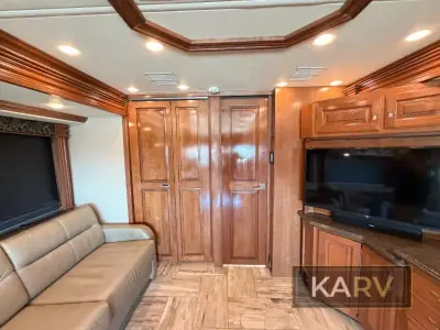 2017 Fleetwood Discovery LXE 40G photo 21