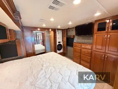 2017 Fleetwood Discovery LXE 40G photo 30