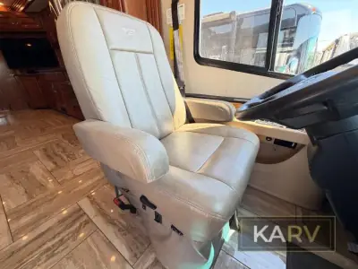 2017 Fleetwood Discovery LXE 40G photo 13