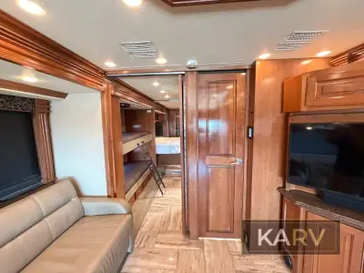 2017 Fleetwood Discovery LXE 40G photo 22