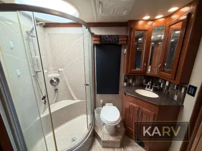 2017 Fleetwood Discovery LXE 40G photo 26