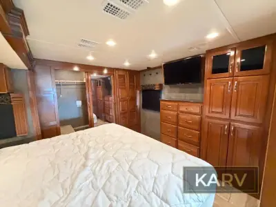 2017 Fleetwood Discovery LXE 40G photo 29