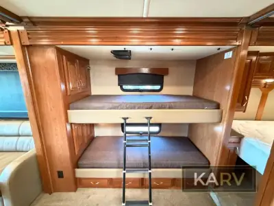 2017 Fleetwood Discovery LXE 40G photo 25
