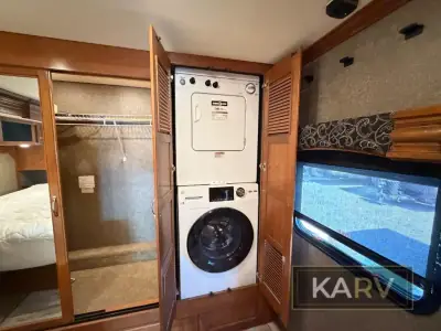 2017 Fleetwood Discovery LXE 40G photo 33