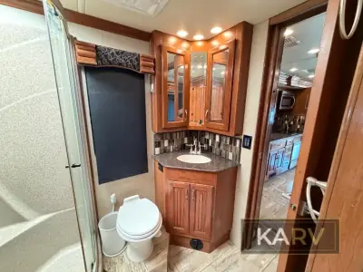 2017 Fleetwood Discovery LXE 40G photo 27