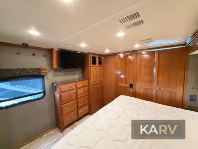 2017 Fleetwood Discovery LXE 40G photo 35