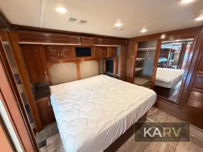 2017 Fleetwood Discovery LXE 40G photo 31