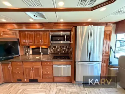 2017 Fleetwood Discovery LXE 40G photo 17