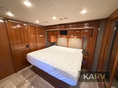2017 Fleetwood Discovery LXE 40G photo 34