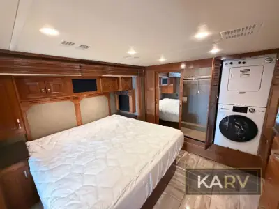 2017 Fleetwood Discovery LXE 40G photo 32