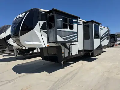 2021 Heartland CYCLONE 4006B photo 3