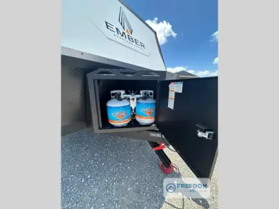 2027 Ember Overland Series 221MSL photo 4