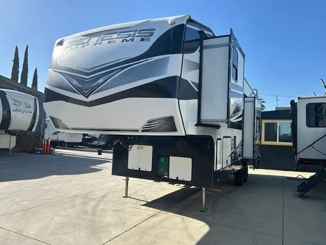 2022 Genesis Supreme 28CRT exterior
