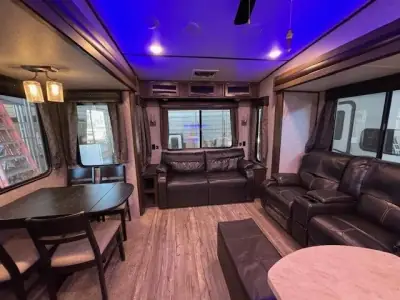 2019 Forest River CHEROKEE ARCTIC WOLF 285RL4 photo 16