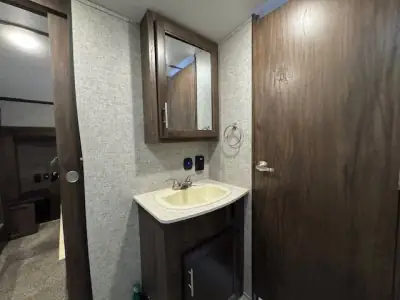 2019 Forest River CHEROKEE ARCTIC WOLF 285RL4 photo 32