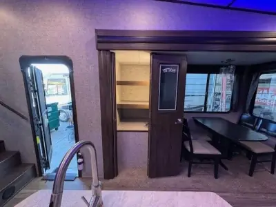2019 Forest River CHEROKEE ARCTIC WOLF 285RL4 photo 14