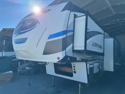 2019 Forest River CHEROKEE ARCTIC WOLF 285RL4 photo 3