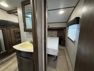 2019 Forest River CHEROKEE ARCTIC WOLF 285RL4 photo 27