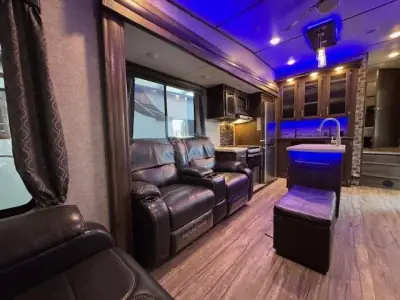 2019 Forest River CHEROKEE ARCTIC WOLF 285RL4 photo 18