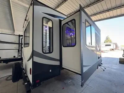 2019 Forest River CHEROKEE ARCTIC WOLF 285RL4 photo 9