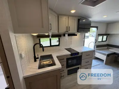 2026 Ember E-Series 25RUD photo 31