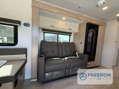 2026 Ember E-Series 25RUD photo 19