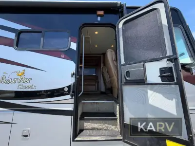 2011 Fleetwood Bounder Classic 34B photo 13