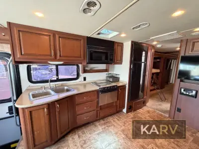 2011 Fleetwood Bounder Classic 34B photo 16